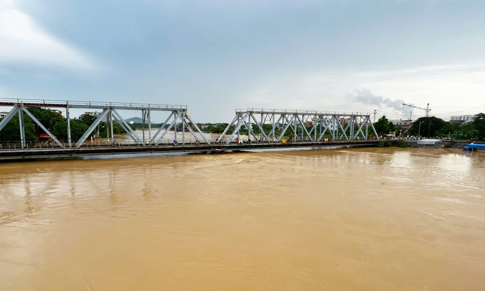 Nước trên sông Thương dâng cao. Ảnh chụp lúc 7 giờ 30 phút sáng 8/10 tại khu vực qua địa phận phường Bắc Giang.